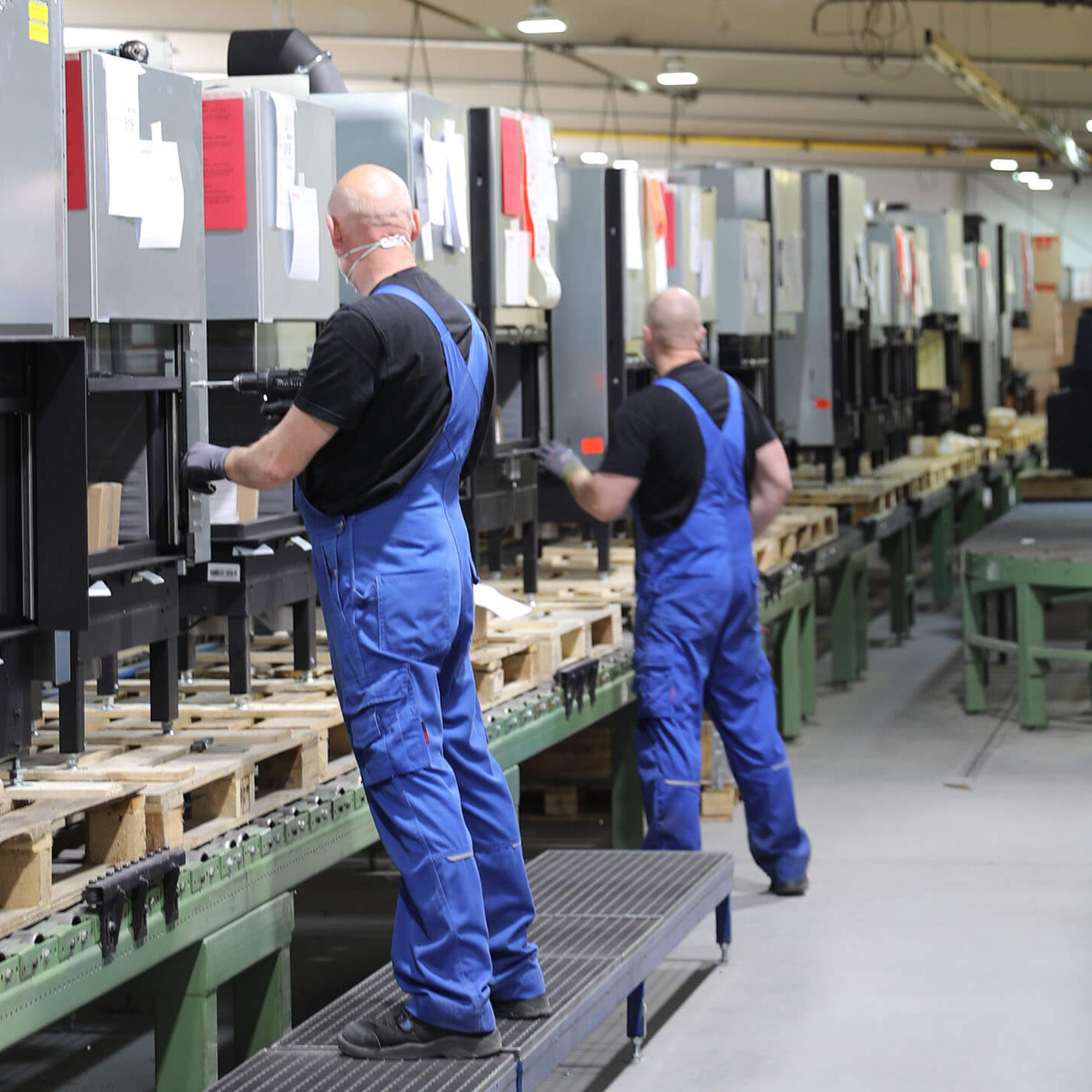 Zwei Männer, die in der Produktion arbeiten.